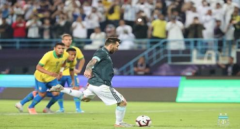  ميسي يهدي الأرجنتين فوزاً على البرازيل في السعودية 